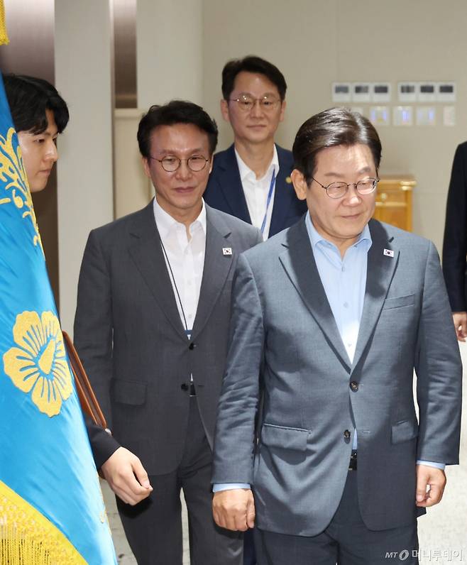 [서울=뉴시스] 고범준 기자 = 이재명 대통령이 12일 서울 용산 대통령실 청사에서 열린 국무회의에 입장하고 있다. (대통령실통신사진기자단) 2025.08.12. bjko@newsis.com /사진=