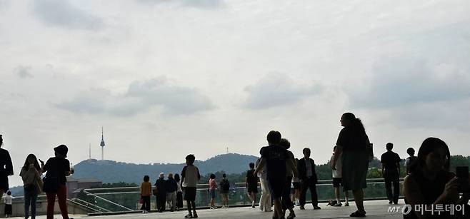 11일 오후 서울 용산구 국립중앙박물관을 찾은 외국인 관람객들이 '인증샷'을 찍고 있다. / 사진 = 오진영 기자