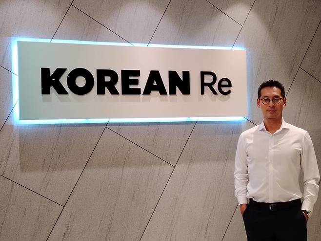 손민주 코리안리 싱가포르 지점장이 금융 중심가 크로스 스트리트에 자리한 지점 앞에서 포즈를 취하고 있다./사진제공=코리안리
