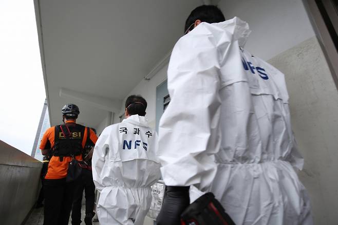 12일 오전 국립과학수사연구원(국과수), 경찰, 소방 관계자들이 대구 동구 신천동 한 아파트에서 일가족 3명이 숨진 화재와 관련 합동감식을 벌이고 있다. /사진=뉴스1