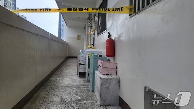 지난 10일 오전 발생한 화재로 일가족 3명이 숨진 대구 동구 신청동 아파트 현관 앞에 적재물이 쌓아져 있다. /사진=뉴스1