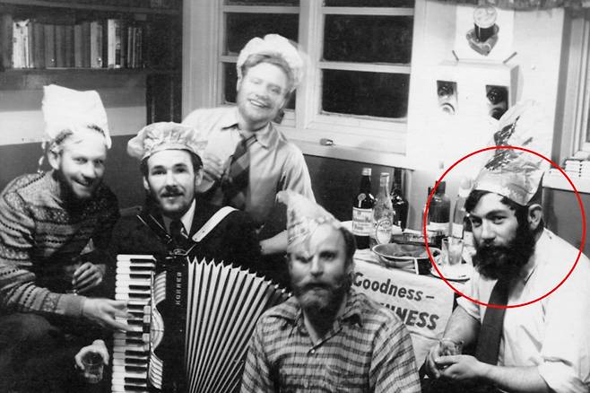 영국 기상학자 데니스 벨(사진 오른쪽)이 1958년 남극 킹 조지섬의 영국 기지 대원들과 함께 크리스마스르 즐기는 모습이다. 데니스는 1959년 7월 26일 킹 조지섬의 알려지지 않은 곳을 지도로 제작하기 위한 조사에 나섰다가 크래바스(빙하 사이 틈)로 빠지는 사고를 당했다. 이후 66년 만인 지난 1월 19일 폴란드 남극 기지대원들에 의해 유해가 발견돼 가족 품으로 돌아가게 됐다. /사진=영국 남극연구소(BAS)