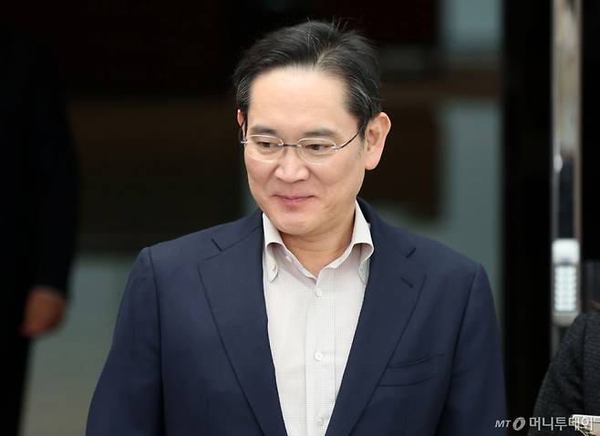 지난 4월 일본 출장을 마친 이재용 삼성전자 회장이 서울 강서구 김포비즈니스항공센터(SGBAC)로 귀국하고 있다./사진=뉴시스