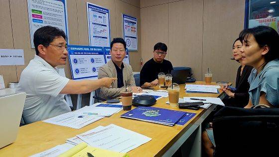 인천창조경제혁신센터 이한섭 센터장(사진 왼쪽)과 임직원들이 과학기술정책연구원(STEPI) 중소벤처기술혁신정책연구센터 연구원(오른쪽)들과 인천 창업 생태계에 대해 논의하고 있다/사진=류준영 기자