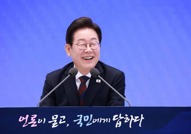 이재명 대통령이 12일 자신의 엑스(X·옛 트위터)에서 "초중고졸업학력 검정고시에 도전하는 수험생 여러분께 뜨거운 응원을 전한다"고 전했다.사진은 지난 3일 이재명 대통령이 서울 종로구 청와대 영빈관에서 열린 대통령의 30일, 언론이 묻고 국민에게 답하다 기자회견에서 출입기자 질문에 답변하고 있는 모습. /사진=뉴시스(대통령실통신사진기자단)