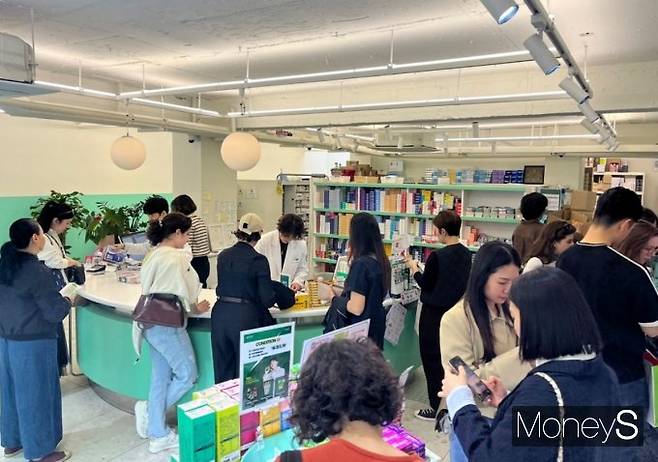 최근 서울 명동, 홍대 등 주요 관광지에 위치한 약국들의 화장품 매출이 상승하는 추세다. 서울 시내 홍대 지역에 있는 한 약국이 화장품을 구매하려는 외국인들로 북적이고 있다. /사진=황정원