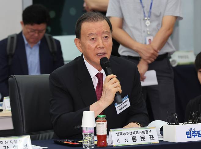 정부와 정치색이 다른 홍문표 한국농수산식품유통공사 사장이 2년가량의 임기를 모두 채울 수 있을지 이목이 집중된다. 사진은 지난달 16일 오전 서울 서초구 aT센터에서 열린 민주당 물가대책 TF 현장방문 간담회에서 발언하고 있는 홍 사장.  /사진=뉴시스