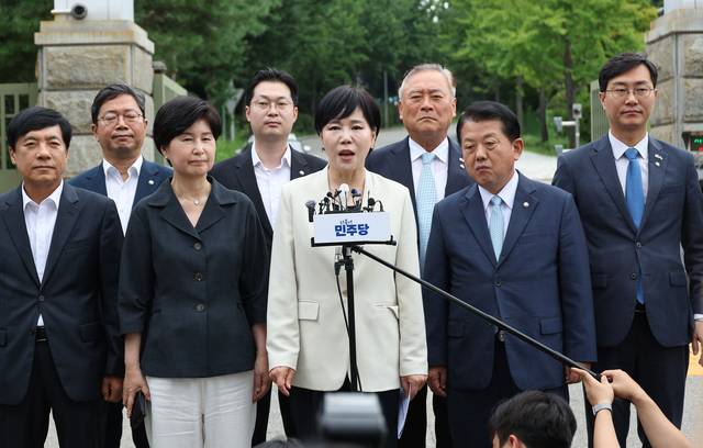 더불어민주당 3대 특검 종합대응특별위원회의 의원들이 11일 윤석열 전 대통령이 수감된 서울구치소를 방문해 취재진 앞에서 브리핑하고 있다. 연합뉴스