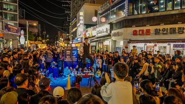 도봉구민들이 쌍리단길 별빛야시장을 방문해 공연을 관람하고 있다. 도봉구청 제공