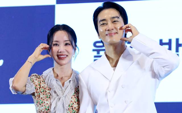 배우 엄정화(왼쪽), 송승헌이 12일 오후 서울 구로구 더 세인트에서 열린 지니TV 오리지널 드라마 ‘금쪽같은 내 스타’(극본 박지하 연출 최영훈) 제작발표회에서 포즈를 취하고 있다. 뉴시스