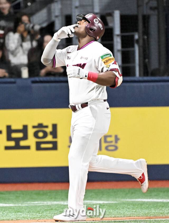 9일 오후 서울 고척동 고척스카이돔에서 진행된 '2025 프로야구 KBO리그' 키움히어로즈와 한화 이글스의 경기. 키움 푸이그가 4회말 솔로홈런을 터뜨린 뒤 홈을 밟고 있다./마이데일리