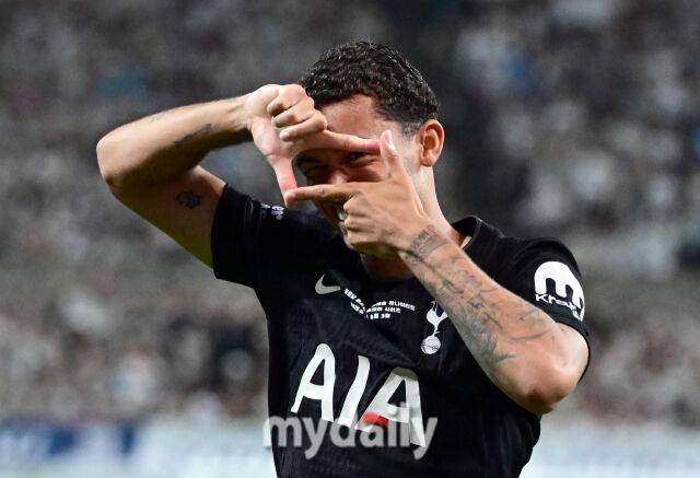 2025년 8월 3일 오후 서울월드컵경기장에서 쿠팡플레이 시리즈 '토트넘 홋스퍼 FC와 뉴캐슬 유나이티드 FC'의 경기가 열렸다.토트넘 존슨이 전반전 골을 넣고 손흥민의 찰칵 세리머니를 하고 있다.