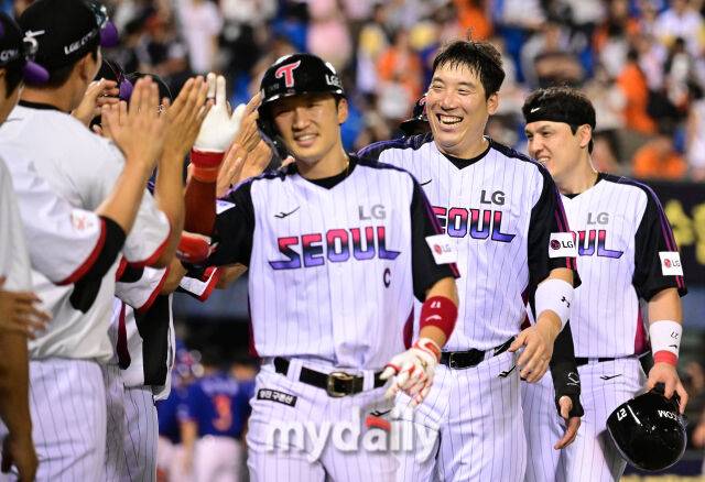 2025년 8월 8일 오후 서울 잠실구장에서 열린 '2025 신한 SOL뱅크 KBO 리그' 한화 이글스와 LG 트윈스의 경기 LG 김현수가 2-1로 승리한 뒤 기뻐하고 있다./마이데일리