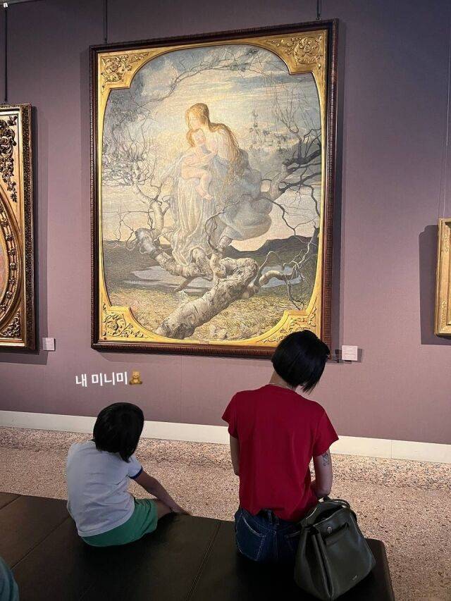 방송인 김나영이 두 아들과 함께 이탈리아 여행 인증샷을 올렸다. /김나영 소셜미디어