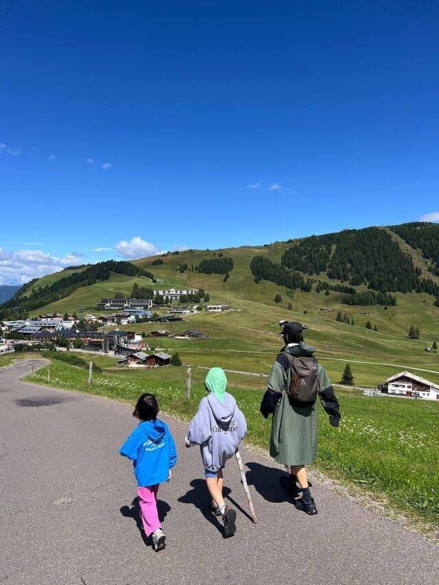 방송인 김나영이 두 아들과 함께 이탈리아 여행 인증샷을 올렸다. /김나영 소셜미디어