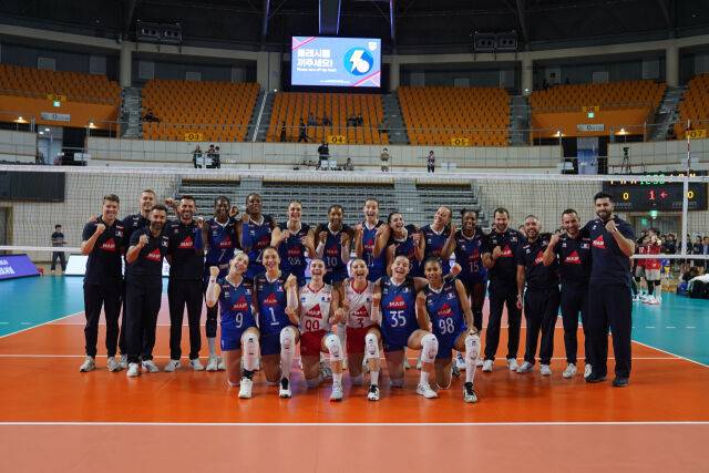 경기 전 단체사진을 촬영한 프랑스 선수단./대한배구협회
