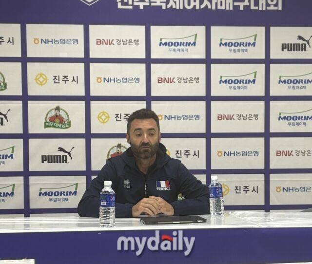 인터뷰에 임하는 세자르 에르난데스 감독./진주=김희수 기자