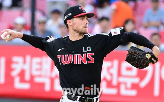 2025년 8월 12일 오후 경기도 수원KT위즈파크에서 열린 '2025 신한 SOL뱅크 KBO 리그' LG 트윈스와 KT 위즈의 경기 LG 선발투수 톨허스트가 역투하고 있다./수원=유진형 기자