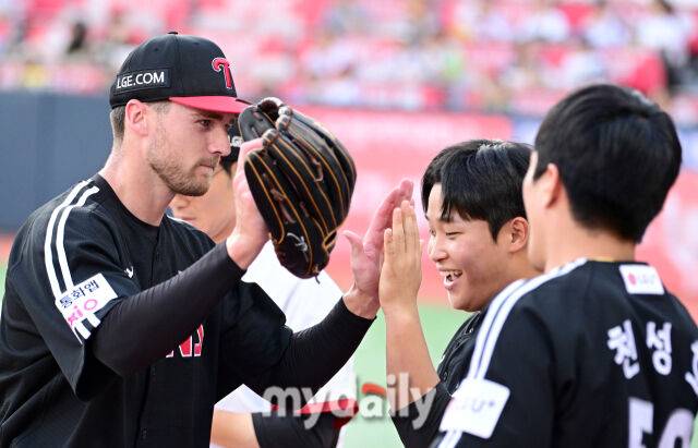 2025년 8월 12일 오후 경기도 수원KT위즈파크에서 열린 '2025 신한 SOL뱅크 KBO 리그' LG 트윈스와 KT 위즈의 경기 LG 선발투수 톨허스트가 1회말 투구를 마친 뒤 동료들의 축하를 받으며 더그아웃으로 들어가고 있다./수원=유진형 기자