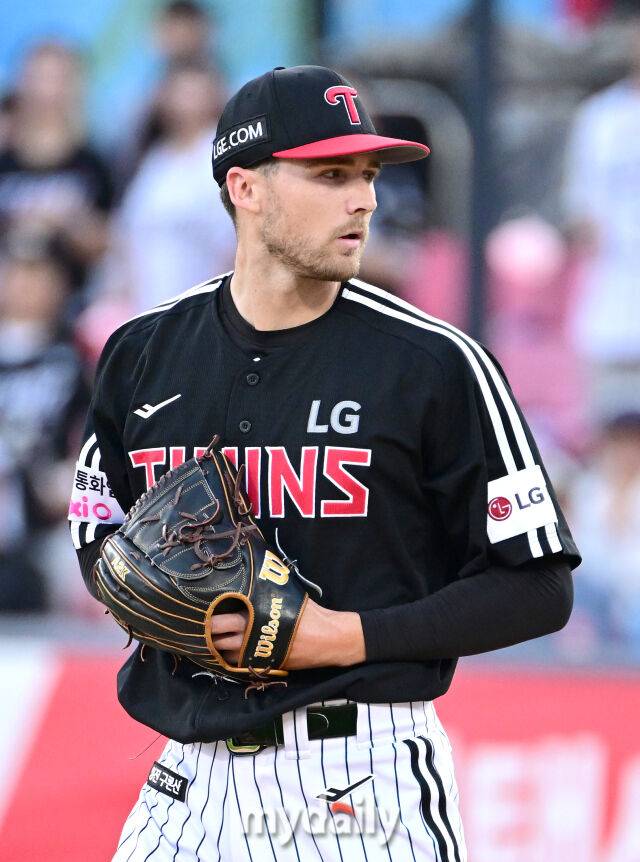 2025년 8월 12일 오후 경기도 수원KT위즈파크에서 열린 '2025 신한 SOL뱅크 KBO 리그' LG 트윈스와 KT 위즈의 경기 LG 선발투수 톨허스트가 투구를 준비하고 있다./수원=유진형 기자