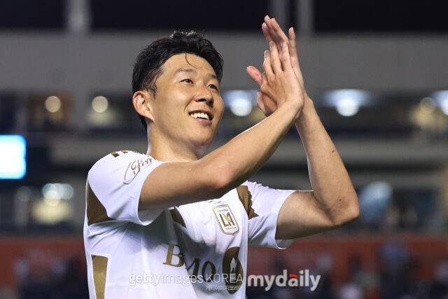 경기 후 팬들의 성원에 박수를 보내는 손흥민. /게티이미지코리아