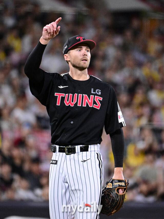 2025년 8월 12일 오후 경기도 수원KT위즈파크에서 열린 '2025 신한 SOL뱅크 KBO 리그' LG 트윈스와 KT 위즈의 경기 LG 선발투수 톨허스트가 7이닝 무실점 투구를 한 뒤 기뻐하고 있다./수원=유진형 기자