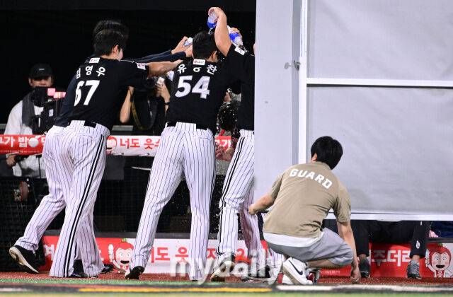 2025년 8월 12일 오후 경기도 수원KT위즈파크에서 열린 '2025 신한 SOL뱅크 KBO 리그' LG 트윈스와 KT 위즈의 경기 LG 톨허스트가 11-2로 승리한 뒤 동료들의 물세례를 받고 있다./수원=유진형 기자