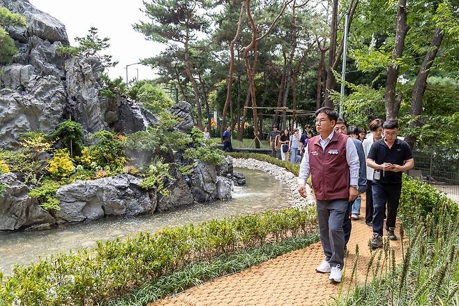 댕댕이 쉼터를 둘러보는 박강수 마포구청장
