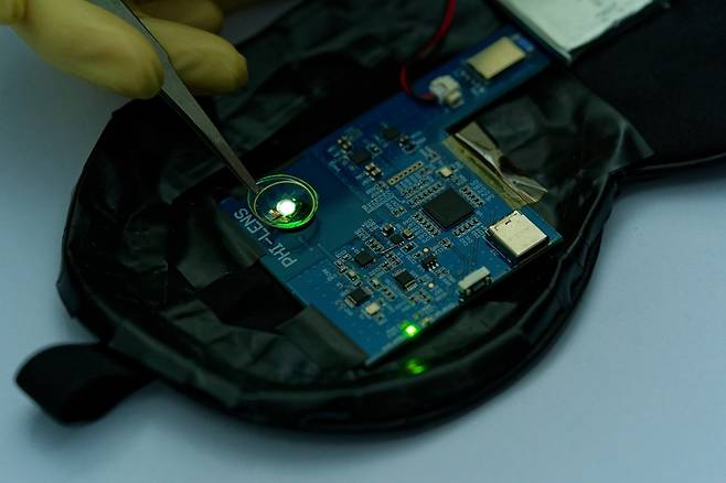 OLED 컨택트렌즈의 무선구동 모습.[KAIST 제공]