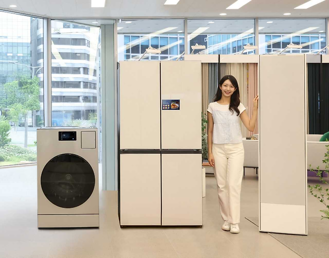 삼성전자 ‘AI 가전 3대장’ 에어컨∙냉장고∙세탁기를 소개하는 모습 [삼성전자 제공]