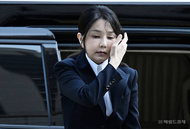 윤석열 전 대통령 부인 김건희 여사가 12일 오전 서울 서초구 서울중앙지법에서 열린 구속 전 피의자 심문(영장실질심사)에 출석하고 있다. 민중기 특별검사팀은 지난 6일 김 여사를 소환조사 했으며 이튿날 자본시장법 위반, 정치자금법 위반, 특정경제범죄가중처벌등에관한법률 위반(알선수재) 혐의로 법원에 구속영장을 청구했다. 이르면 이날 밤늦게 구속 여부가 결정될 것으로 전망되며, 법원이 구속영장을 발부하면 전직 대통령 부부가 함께 구속 수감되는 헌정사 최초의 사례가 된다. 임세준 기자
