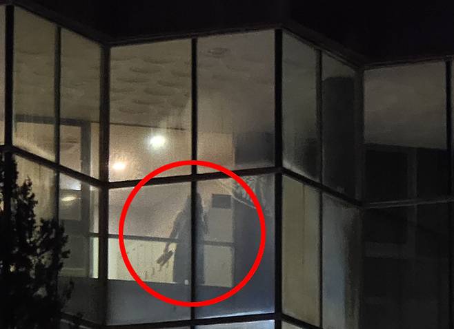 경북의 한 호텔 내부 여성 탈의실이 통유리를 통해 외부에 훤히 드러나는 모습. [온라인 커뮤니티 ‘네이트판’ 캡처]