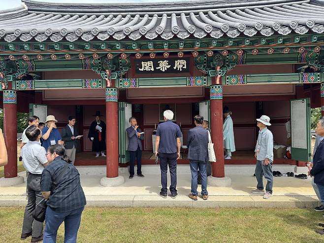 풍기 금계리 개삼각에서 풍기인삼제례문화(고유제)에 대해 설명하고 있다[영주시제공]