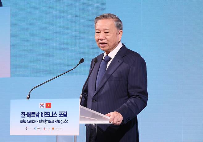 또 럼 베트남 당 서기장이 12일 서울 중구 롯데호텔에서 열린 한-베트남 비즈니스 포럼에서 기조연설을 하고 있다. [연합]