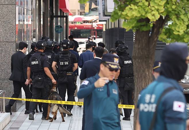 5일 서울 중구 명동 신세계백화점 본점에 폭발물을 설치했다는 협박 글이 인터넷 커뮤니티에 올라와 신고받고 출동한 경찰특공대가 수색을 마친 후 이동하고 있다. [연합]