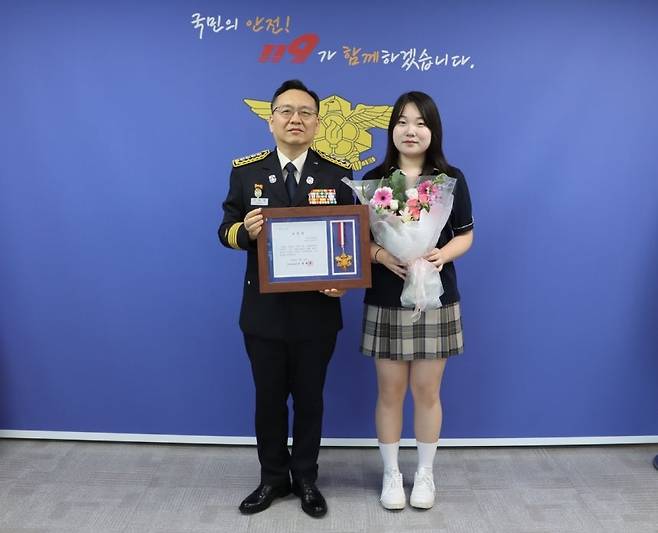 경기도 의정부소방서가 길에서 쓰러진 시민을 구조한 상우고등학교 2학년 권민지 양에게 소방 표창장을 수여했다. [의정부소방서 제공]