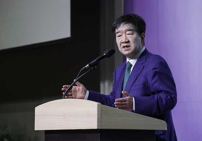 [창원=뉴시스] 강경국 기자 = 운해장학재단 최평규 이사장이 24일 경남 창원시 그랜드머큐어앰배서더창원에서 개최된 제10기 운해장학생 장학증서 수여식에서 인사말을 하고 있다. (사진=SNT중공업 제공). 2023.02.24. photo@newsis.com *재판매 및 DB 금지