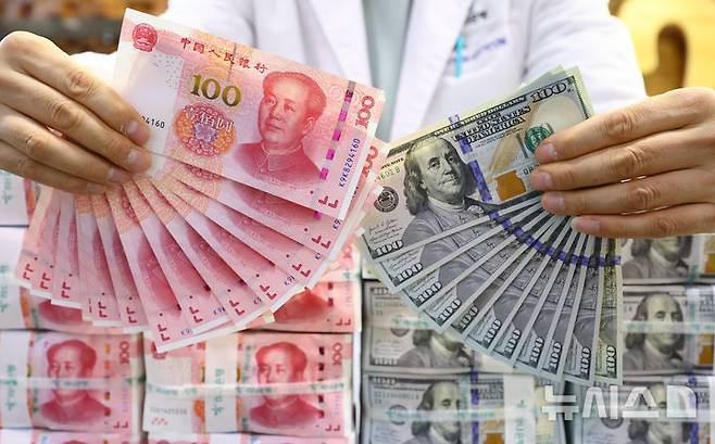 [서울=뉴시스] 황준선 기자 = 지난 5월 13일 서울 중구 하나은행 위변조대응센터에서 직원이 달러화와 위안화를 정리하고 있다. 2025.08.12. hwang@newsis.com