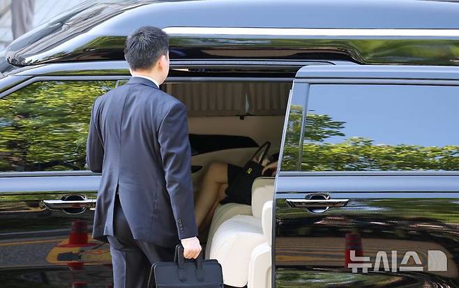 [서울=뉴시스] 사진공동취재단 = 자본시장과 금융투자업에 관한 법률 위반, 정치자금법 위반, 특정범죄 가중처벌 등에 관한 법률 위반(알선수재) 등의 혐의를 받는 윤석열 전 대통령 부인 김건희 씨가 12일 오전 서울 서초구 서울중앙지법에서 열린 구속 전 피의자 심문(영장실질심사)에 출석을 앞두고 차량에 다리를 꼰 채 앉아 있다. 2025.08.12. photo@newsis.com