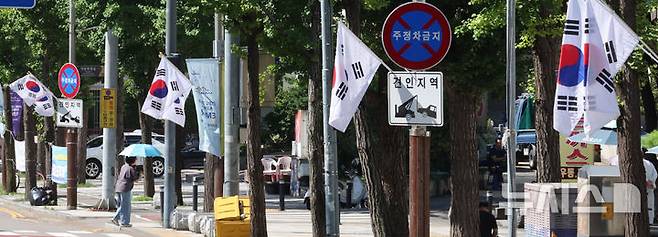 [인천=뉴시스] 전진환 기자 = 광복절을 3일 앞둔 12일 인천 남동구 구월동의 한 거리 가로등에 태극기가 걸려 있다. 2025.08.12. amin2@newsis.com