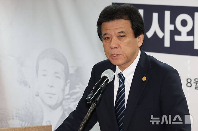 [서울=뉴시스] 권창회 기자 = 12일 오전 서울 중구 프레스센터에서 열린 대한민국 1호 프로골프 선수 故연덕춘, 역사와 전설을 복원하다 행사에서 야마나카 히로시 일본골프협회 전무가 인사말을 하고 있다. 이번 행사는 고인이 일제강점기인 1941년 일본프로골프 최고 권위 대회인 일본오픈에서 우승할 당시 일본인 '노부하라 도쿠하루(延原德春)’로 기록된 우승자 이름과 국적이 ‘연덕춘’으로 고쳐졌다. 2025.08.12. kch0523@newsis.com