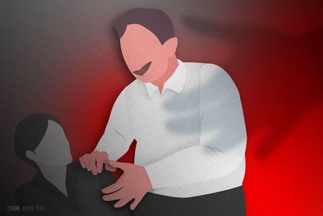 [서울=뉴시스] 미성년자를 성폭행한 혐의를 받는 전직 경찰관이 첫 재판에서 혐의를 인정했다. 피고인은 결국 파면돼 경찰 제복을 벗게 됐다. 서울북부지법 형사합의13부(부장판사 나상훈)는 12일 청소년성보호법(성착취물제작 등) 등 혐의로 기소된 김모(32·남)씨에 대한 첫 공판기일을 진행했다. (사진=뉴시스 그래픽) 2025.08.12. photo@newsis.com *재판매 및 DB 금지