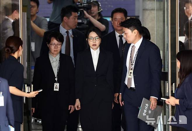[서울=뉴시스] 사진공동취재단 = 자본시장과 금융투자업에 관한 법률 위반, 정치자금법 위반, 특정범죄 가중처벌 등에 관한 법률 위반(알선수재) 등의 혐의를 받는 윤석열 전 대통령 부인 김건희 씨가 12일 오후 서울 서초구 서울중앙지법에서 열린 구속 전 피의자 심문(영장실질심사)를 마친 뒤 법원을 나서고 있다. 2025.08.12. photo@newsis.com