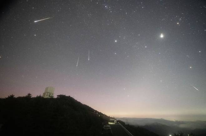 2024년 8월 한국천문연구원 보현산천문대에서 전영범 천문연 책임연구원이 촬영한 페르세우스자리 유성우. (사진=천문연 제공) *재판매 및 DB 금지