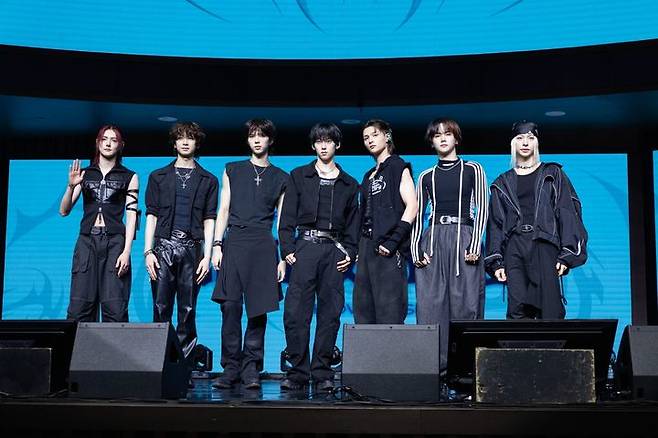 [서울=뉴시스] 그룹 앰퍼샌드원은 12일 서울 강서구 스카이아트홀에서 열린 세 번째 미니 앨범 '라우드 앤 프라우드'(LOUD ＆ PROUD) 발매 기념 쇼케이스에서 포즈를 취하고 있다. (사진=FNC엔터테인먼트 제공) 2025.08.12. photo@newsis.com *재판매 및 DB 금지