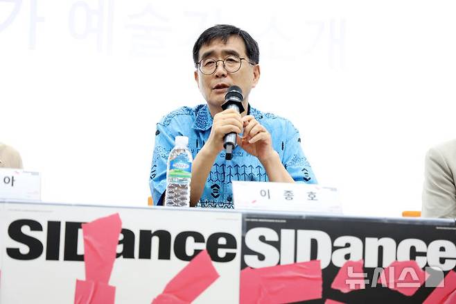 [서울=뉴시스] 박진희 기자 = 유네스코 국제무용협회(CID-UNESCO) 한국본부가 주최하는 제28회 서울세계무용축제(SIDance2025, 시댄스2025) 예술감독 이종호가 12일 서울 종로구 교원투어 강연장에서 기자간담회를 하고 있다. 2025.08.12. pak7130@newsis.com