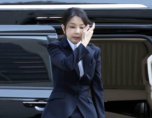 김건희 씨, 영장실질심사 위해 서울중앙지법 도착 윤석열 전 대통령 부인 김건희 씨가 12일 구속 전 피의자 심문(영장실질심사)을 받기 위해 서울 서초구 서울중앙지법에 도착하고 있다. 2025.8.12 [연합뉴스 제공]