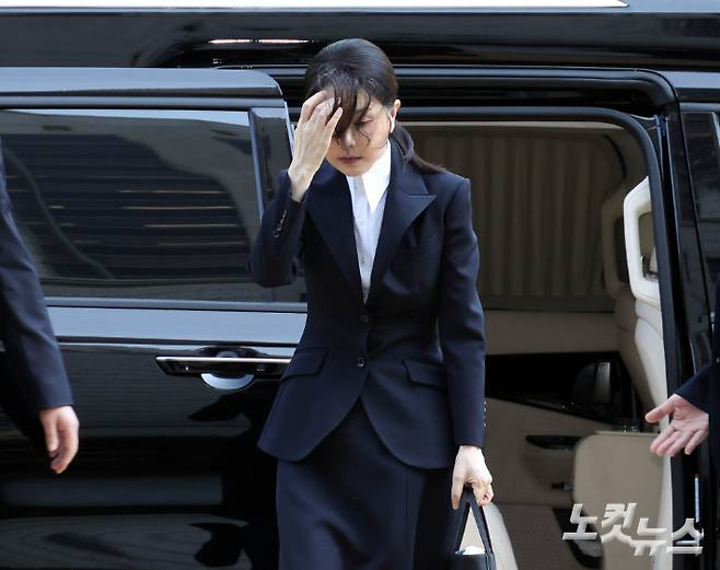 자본시장과 금융투자업에 관한 법률 위반, 정치자금법 위반, 특정범죄 가중처벌 등에 관한 법률 위반(알선수재) 등의 혐의를 받는 윤석열 전 대통령 부인 김건희 씨가 12일 오전 서울 서초구 서울중앙지법에서 열린 구속 전 피의자 심문(영장실질심사)에 출석하고 있다. 황진환 기자