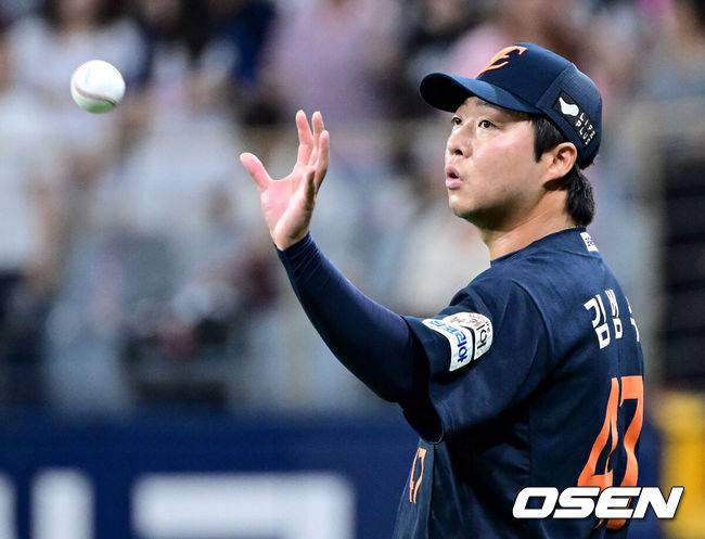 [OSEN=고척, 최규한 기자] 4일 서울 고척스카이돔에서 ‘2025 신한 SOL Bank KBO리그’ 키움 히어로즈와 한화 이글스의 경기가 열렸다. 8회말 1사 주자없는 상황 한화 김범수가 키움 송성문을 내야 땅볼로 이끈 뒤 공을 건네받고 있다. 2025.07.04 / dreamer@osen.co.kr
