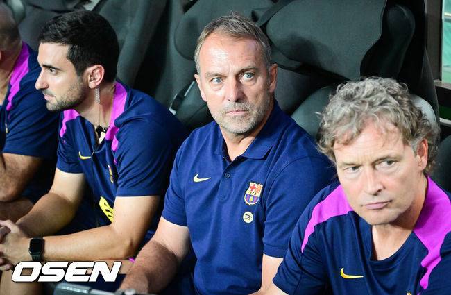 [OSEN=서울월드컵경기장, 박준형 기자] 완패다. 그만큼 라리가 챔피언 FC 바르셀로나가 진지하게 경기에 나서 한국 팬들을 감동시켰다.바르셀로나는&nbsp;31일 오후 8시 서울월드컵경기장에서 K리그1 FC서울과 맞대결서 7-3으로 완승응 거뒀다. 이날 바르셀로나는 주전으로 나선 전반에 3골, 로테이션을 가동한&nbsp;후반에 4골을 넣으면서 남다른 화력을 뽐내면서 한국 팬들에게 강한 인상을 남겼다.경기 앞서 FC바르셀로나 한지 플릭 감독이 그라운드를 바라보고 있다.    2025.07.31 / soul1014@osen.co.kr